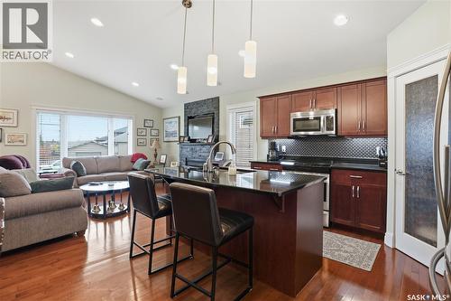 631 Ledingham Crescent, Saskatoon, SK - Indoor Photo Showing Kitchen With Upgraded Kitchen