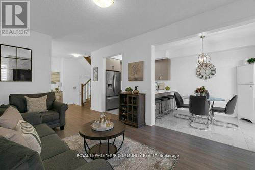 258 Harding Park Street, Newmarket, ON - Indoor Photo Showing Living Room