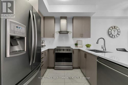 258 Harding Park Street, Newmarket, ON - Indoor Photo Showing Kitchen With Double Sink With Upgraded Kitchen