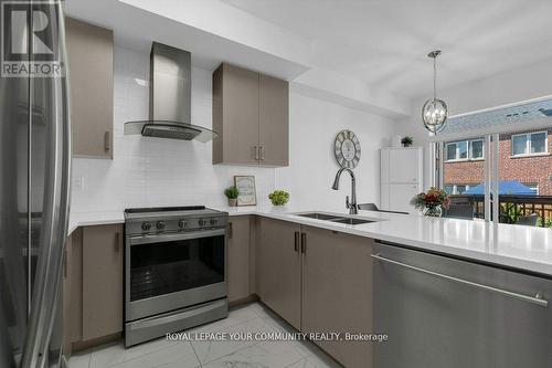 258 Harding Park Street, Newmarket, ON - Indoor Photo Showing Kitchen With Double Sink With Upgraded Kitchen