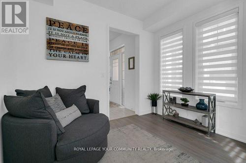 258 Harding Park Street, Newmarket, ON - Indoor Photo Showing Living Room