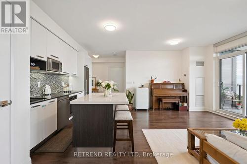 2403 - 36 Park Lawn Road, Toronto, ON - Indoor Photo Showing Kitchen With Upgraded Kitchen