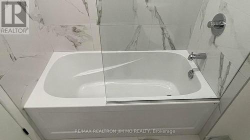 2903 - 8 Interchange Way, Vaughan, ON - Indoor Photo Showing Bathroom