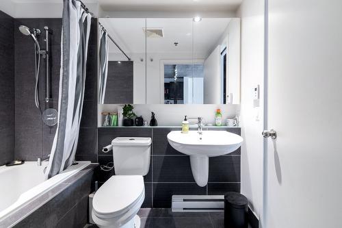 Bathroom - 907-1414 Rue Chomedey, Montréal (Ville-Marie), QC - Indoor Photo Showing Bathroom
