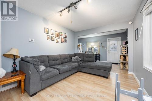 856 Devine Street, Sarnia, ON - Indoor Photo Showing Living Room