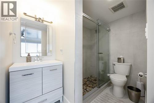 10 Derby Lane Unit# 1202, Sarnia, ON - Indoor Photo Showing Bathroom