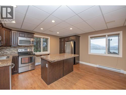 7903 Lakeview Drive, Coldstream, BC - Indoor Photo Showing Kitchen