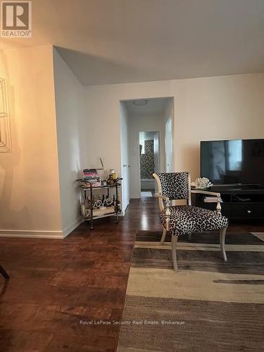 310 - 335 Lonsdale Road, Toronto, ON - Indoor Photo Showing Living Room