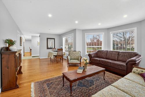81-1201 Cameron Avenue, Kelowna, BC - Indoor Photo Showing Living Room