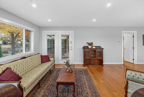 81-1201 Cameron Avenue, Kelowna, BC - Indoor Photo Showing Living Room