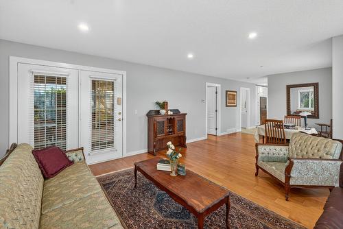 81-1201 Cameron Avenue, Kelowna, BC - Indoor Photo Showing Living Room