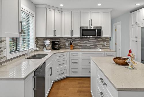 81-1201 Cameron Avenue, Kelowna, BC - Indoor Photo Showing Kitchen With Double Sink With Upgraded Kitchen