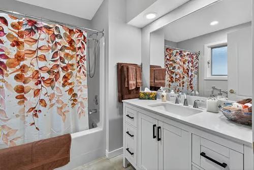 81-1201 Cameron Avenue, Kelowna, BC - Indoor Photo Showing Bathroom