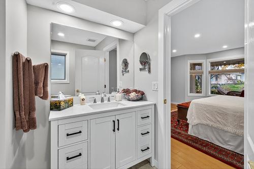 81-1201 Cameron Avenue, Kelowna, BC - Indoor Photo Showing Bathroom