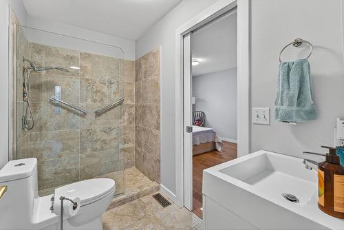 81-1201 Cameron Avenue, Kelowna, BC - Indoor Photo Showing Bathroom