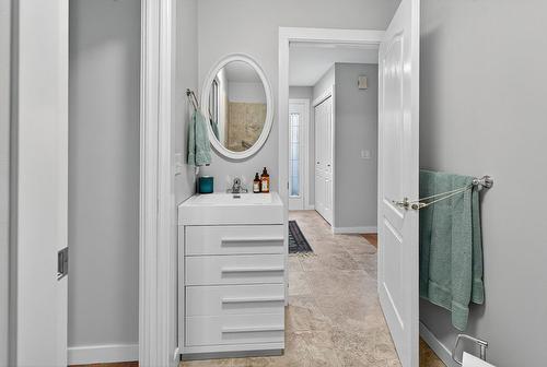 81-1201 Cameron Avenue, Kelowna, BC - Indoor Photo Showing Bathroom