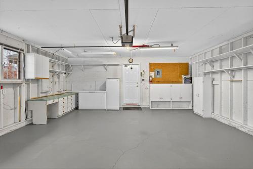 81-1201 Cameron Avenue, Kelowna, BC - Indoor Photo Showing Garage