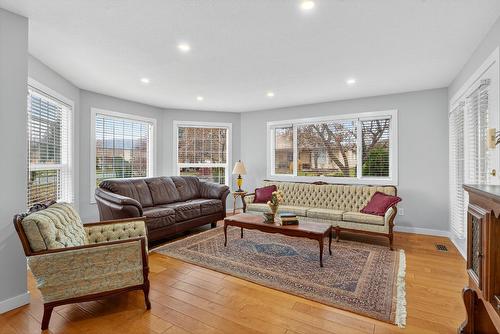 81-1201 Cameron Avenue, Kelowna, BC - Indoor Photo Showing Living Room