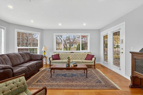 81-1201 Cameron Avenue, Kelowna, BC - Indoor Photo Showing Living Room