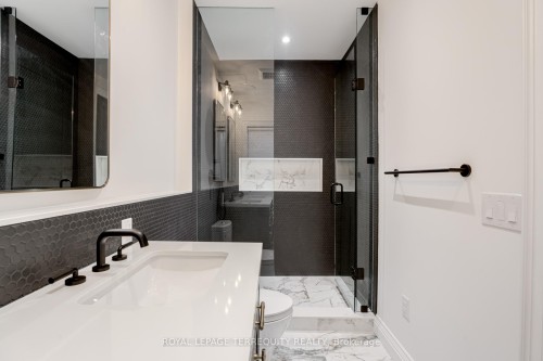 5 Aberdeen Avenue, Toronto, ON - Indoor Photo Showing Bathroom