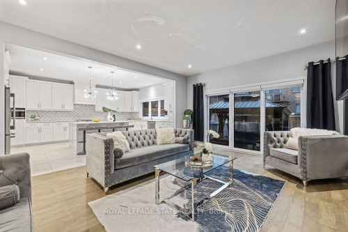 4040 Stadelbauer Drive, Lincoln, ON - Indoor Photo Showing Living Room