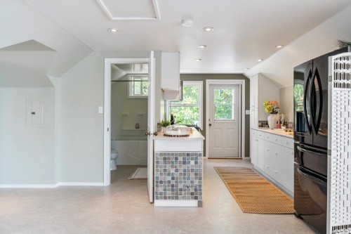 3905B Cadboro Bay Rd, Saanich, BC 