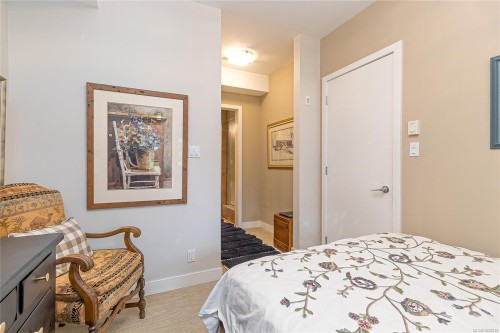216-1375 Bear Mountain Pkwy, Langford, BC - Indoor Photo Showing Bedroom