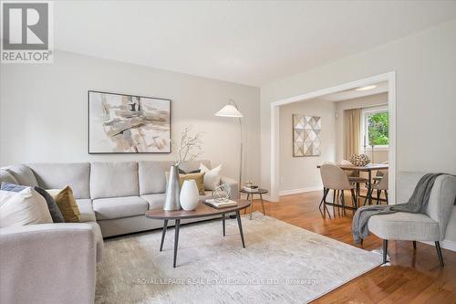 2340 Homelands Drive, Mississauga, ON - Indoor Photo Showing Living Room