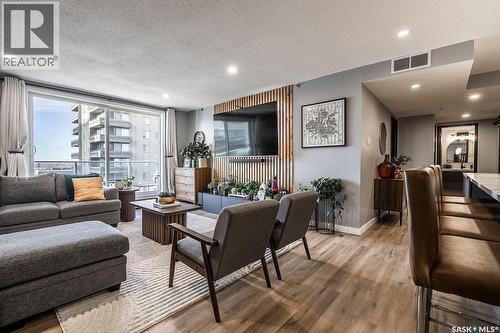 1701 320 5Th Avenue N, Saskatoon, SK - Indoor Photo Showing Living Room