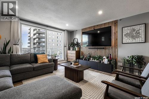 1701 320 5Th Avenue N, Saskatoon, SK - Indoor Photo Showing Living Room