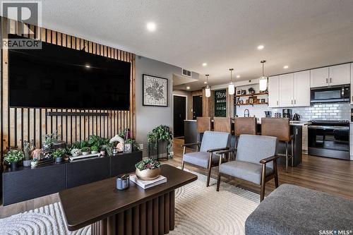 1701 320 5Th Avenue N, Saskatoon, SK - Indoor Photo Showing Living Room