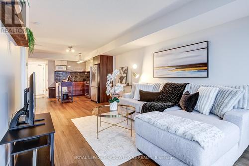 1009 - 72 Esther Shiner Boulevard, Toronto, ON - Indoor Photo Showing Living Room