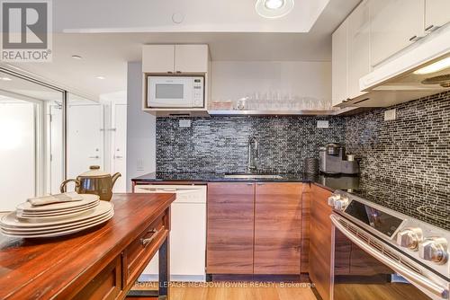 1009 - 72 Esther Shiner Boulevard, Toronto, ON - Indoor Photo Showing Kitchen