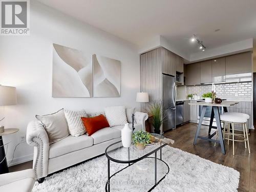 621 - 52 Forest Manor Road, Toronto, ON - Indoor Photo Showing Living Room