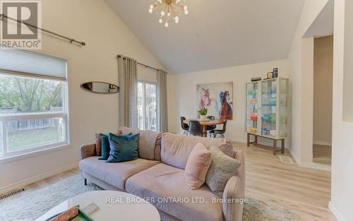 707 Paris Boulevard, Waterloo, ON - Indoor Photo Showing Living Room