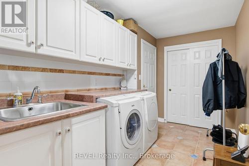 4 Kevin Drive, Pelham (Fonthill), ON - Indoor Photo Showing Laundry Room