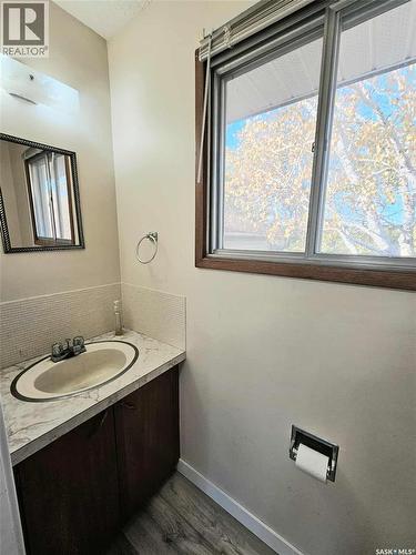 206 George Crescent, Esterhazy, SK - Indoor Photo Showing Bathroom