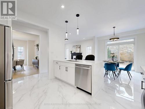 176 Tormina Boulevard, Whitby, ON - Indoor Photo Showing Kitchen