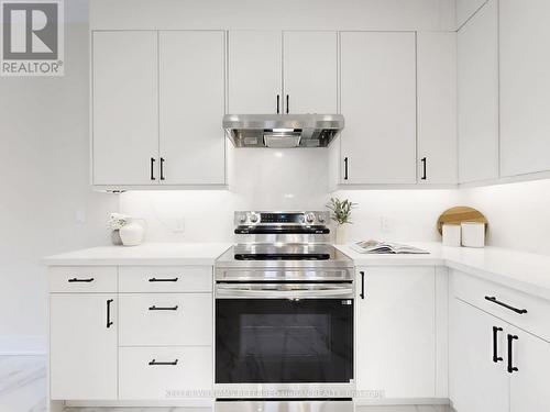 176 Tormina Boulevard, Whitby, ON - Indoor Photo Showing Kitchen
