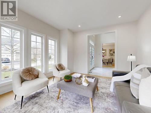 176 Tormina Boulevard, Whitby, ON - Indoor Photo Showing Living Room