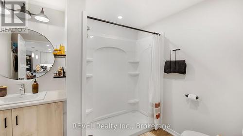 106 - 3998 Victoria Avenue, Lincoln (Lincoln-Jordan/Vineland), ON - Indoor Photo Showing Bathroom