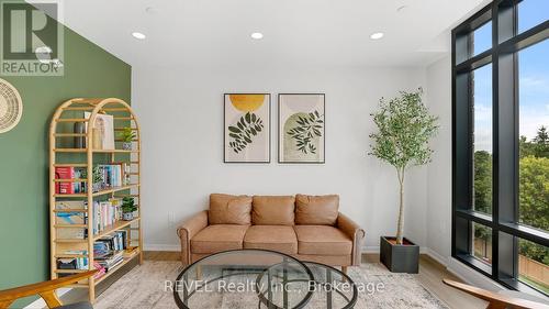 106 - 3998 Victoria Avenue, Lincoln (Lincoln-Jordan/Vineland), ON - Indoor Photo Showing Living Room