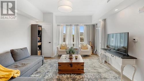 106 - 3998 Victoria Avenue, Lincoln (Lincoln-Jordan/Vineland), ON - Indoor Photo Showing Living Room
