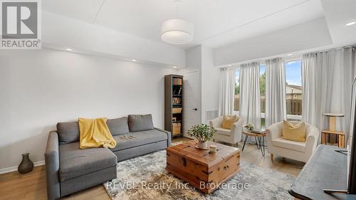 106 - 3998 Victoria Avenue, Lincoln (Lincoln-Jordan/Vineland), ON - Indoor Photo Showing Living Room
