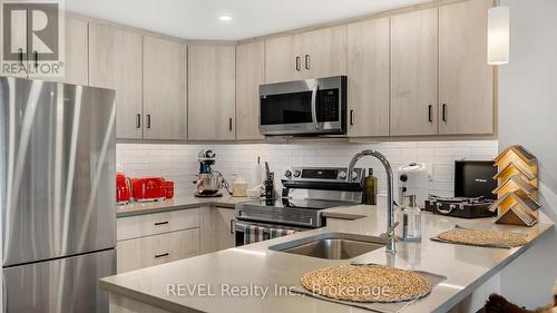 106 - 3998 Victoria Avenue, Lincoln (Lincoln-Jordan/Vineland), ON - Indoor Photo Showing Kitchen With Stainless Steel Kitchen With Upgraded Kitchen