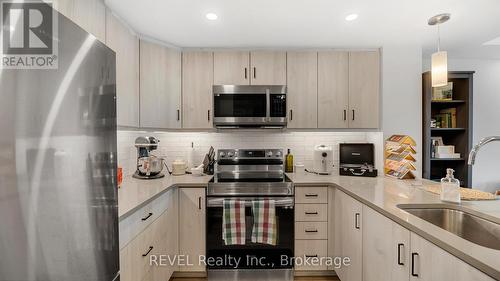 106 - 3998 Victoria Avenue, Lincoln (Lincoln-Jordan/Vineland), ON - Indoor Photo Showing Kitchen