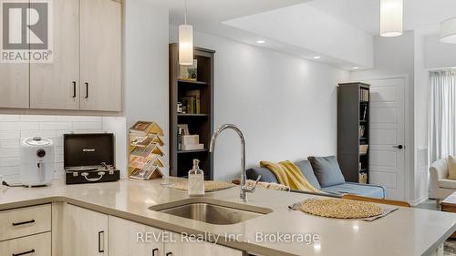 106 - 3998 Victoria Avenue, Lincoln (Lincoln-Jordan/Vineland), ON - Indoor Photo Showing Kitchen