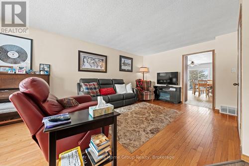 423 King Street E, Wellington North (Mount Forest), ON - Indoor Photo Showing Living Room