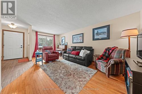 423 King Street E, Wellington North (Mount Forest), ON - Indoor Photo Showing Living Room