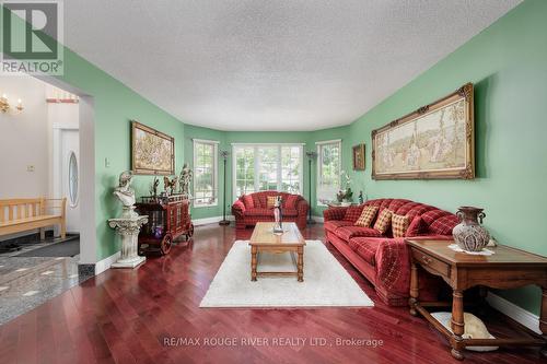 1106 Ridge Valley Drive, Oshawa (Pinecrest), ON - Indoor Photo Showing Living Room